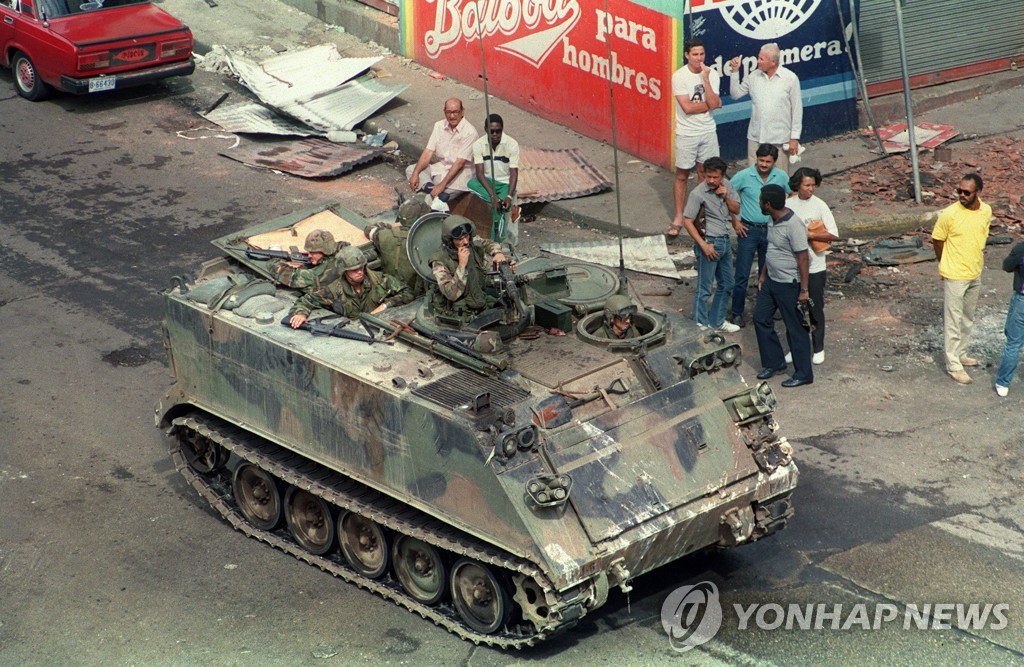 파나마 침공 당시 파나마시티 거리의 미군 탱크
