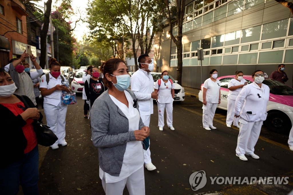 보호장비 부족 항의하는 멕시코 의료인들