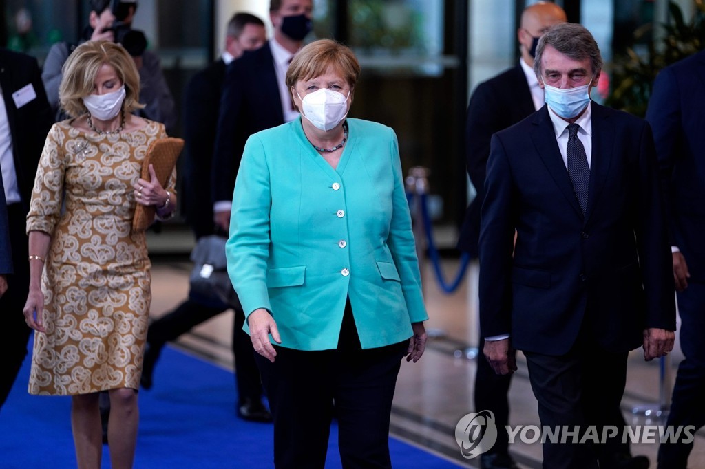 마스크 착용한 메르켈(가운데) 독일 총리 [AFP=연합뉴스]