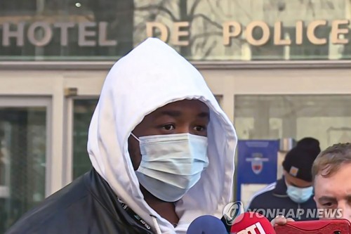 흑인 폭행한 프랑스 경찰에 쏟아지는 비난…"마크롱도 큰 충격"