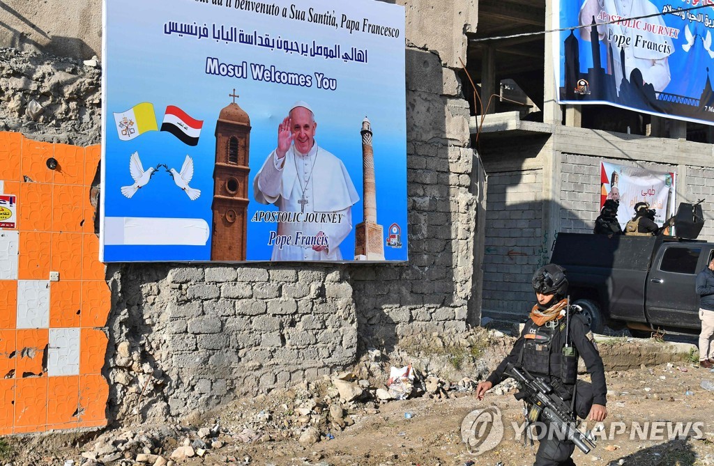 7일(현지시간) 이라크 모술에서 교황의 방문을 환영하는 표지판이 붙어있다.