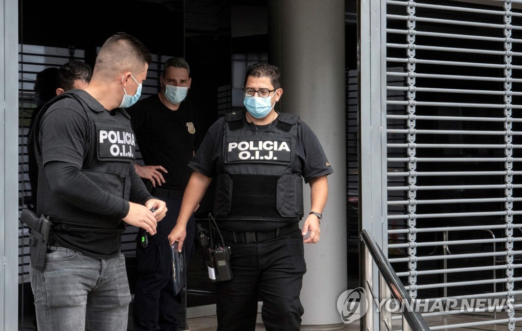 14일(현지시간) 정부기관 건물 수색하는 코스타리카 경찰