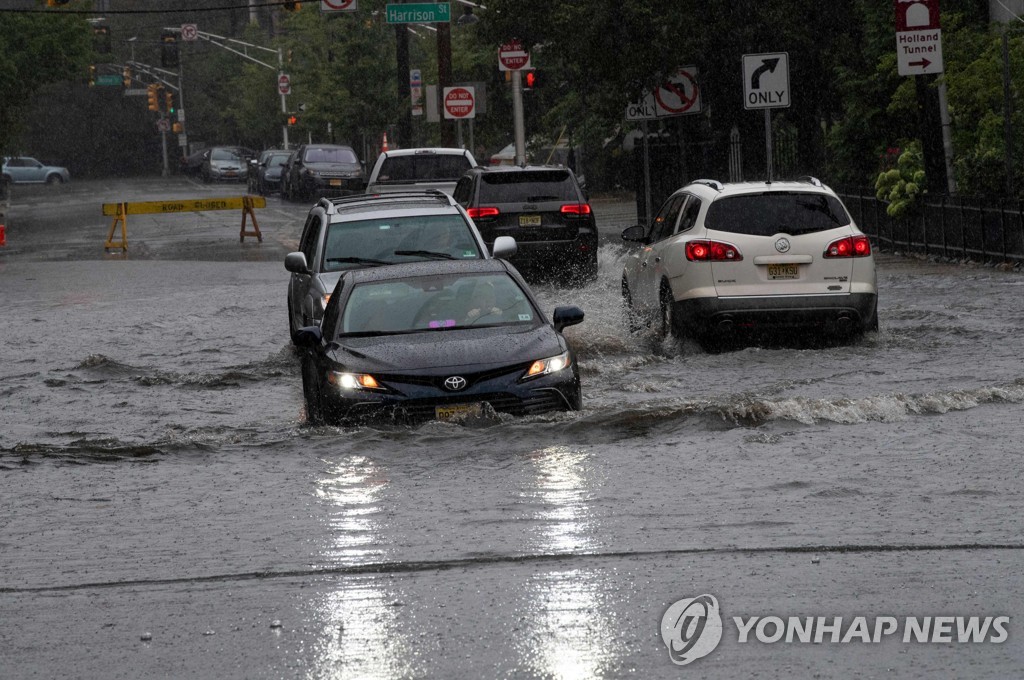 열대성 폭풍 헨리로 침수된 뉴저지주 호보켄의 도로