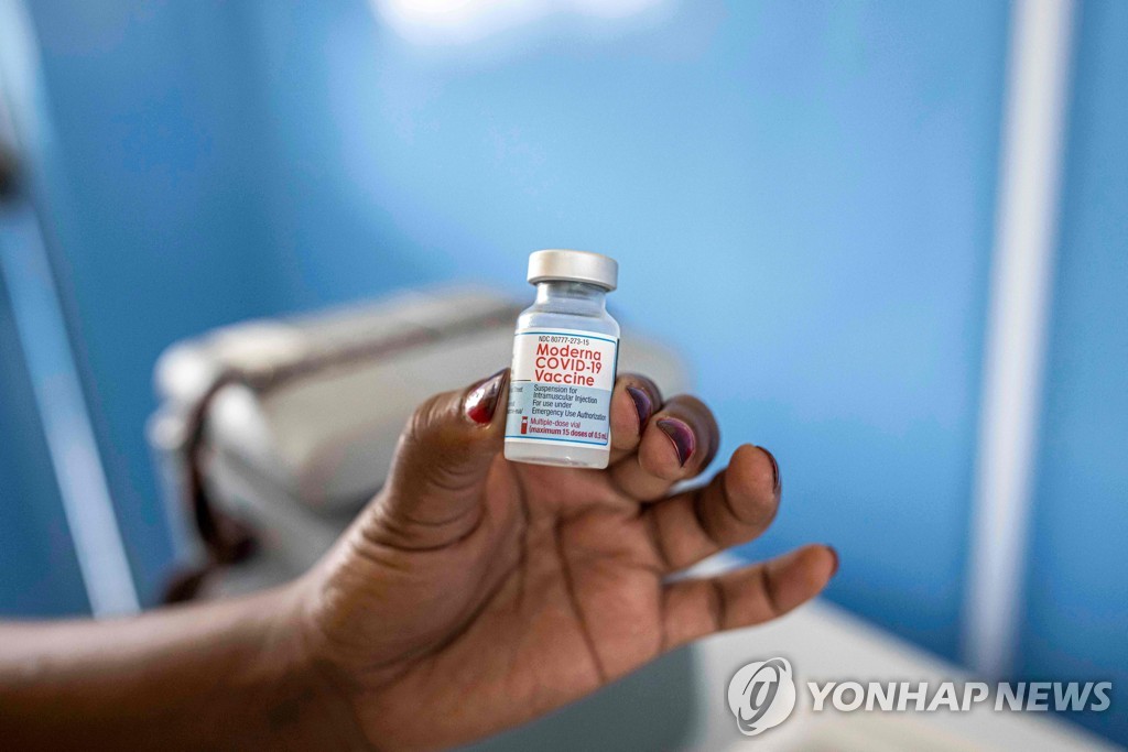 지난달 케냐의 한 병원에서 모더나의 코로나19 백신을 손에 든 간호사