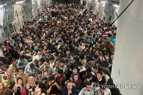 카불에서 철수하는 미 수송기 C-17에 가득 들어찬 승객들