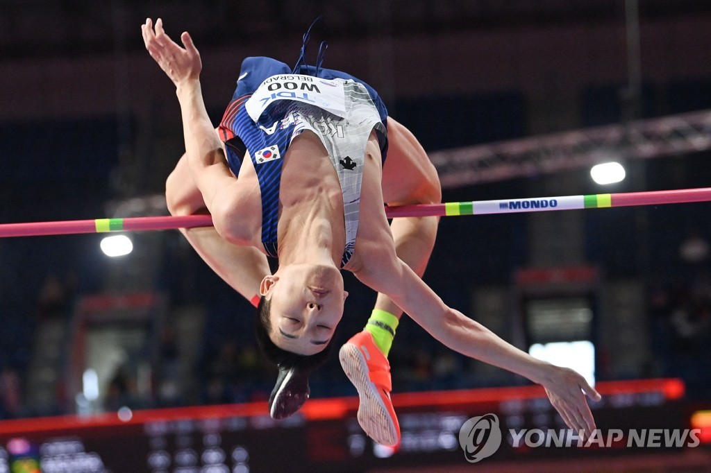 In this AFP photo, Woo Sang-hyeok of South Korea competes in the men's high jump at the World Athletics Indoor Championships at Stark Arena in Belgrade on March 20, 2022. (Yonhap)