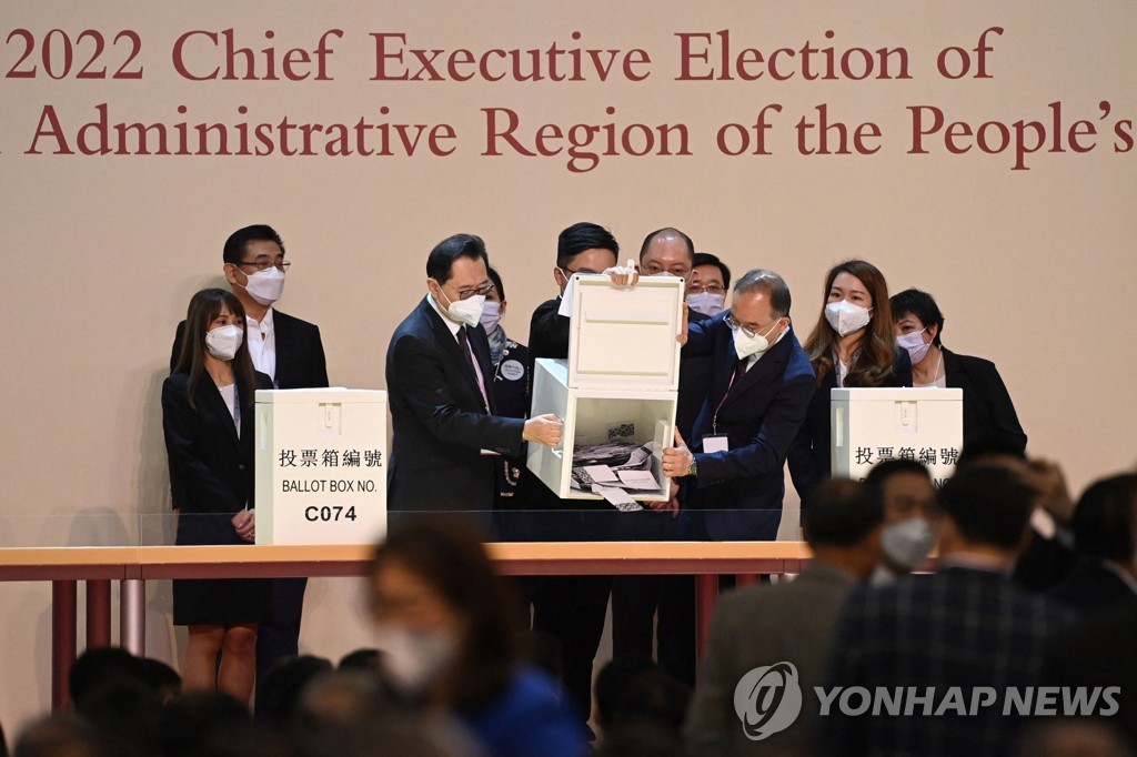 (AFP=연합뉴스) 8일 홍콩 컨벤션센터에서 진행된 홍콩 행정장관 선거의 개표가 시작되는 모습. 