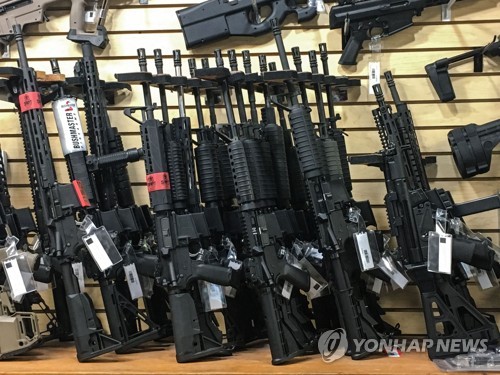 미국의 한 총기판매점에 진열된 총기들