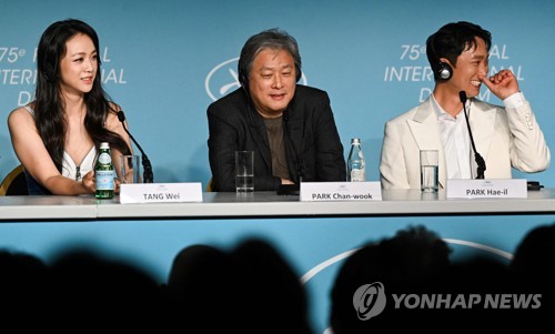 In this AFP photo, South Korean director Park Chan-wook (C) and cast members of his new film "Decision to Leave" -- Park Hae-il (R) and Tang Wei (L) -- attend a press conference at the 75th Cannes Film Festival, in Cannes, France, on May 24, 2022. (Yonhap)