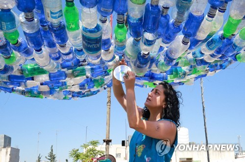 요르단에서 플라스틱 쓰레기를 예술로 승화…환경운동가 마리아 닛산