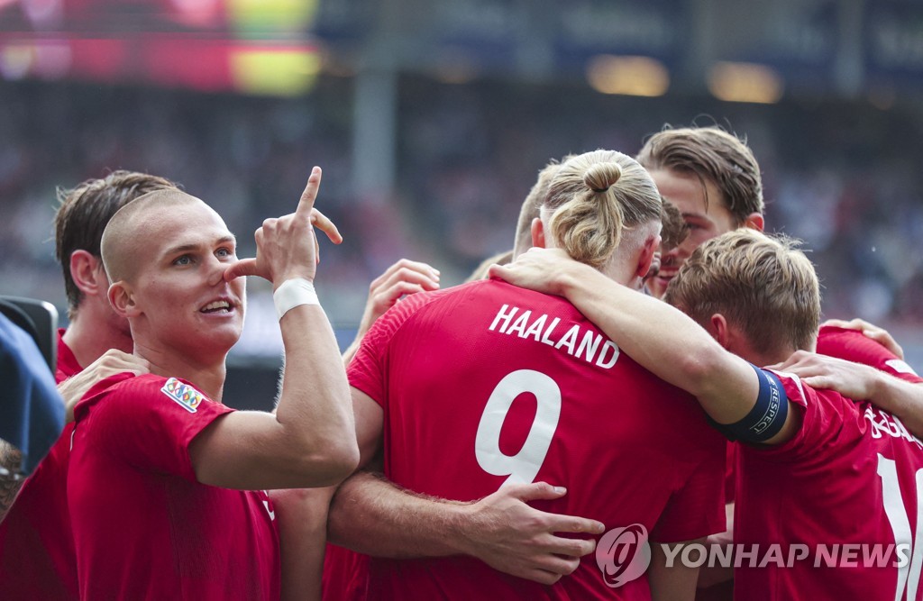 홀란의 득점을 축하하는 노르웨이 팀 동료들