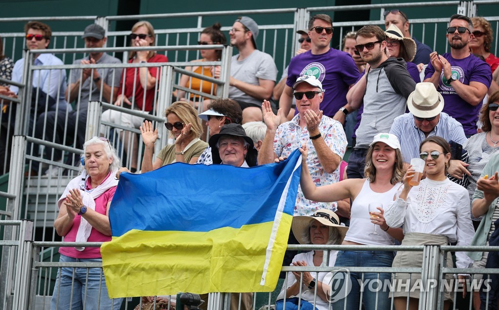 우크라이나 국기 흔드는 윔블던 관중들