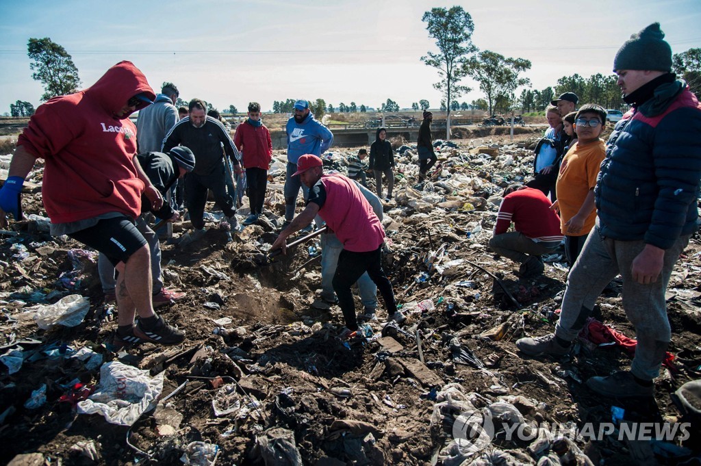 아르헨티나 라스파레하스 쓰레기 하치장에서 달러를 찾는 주민들