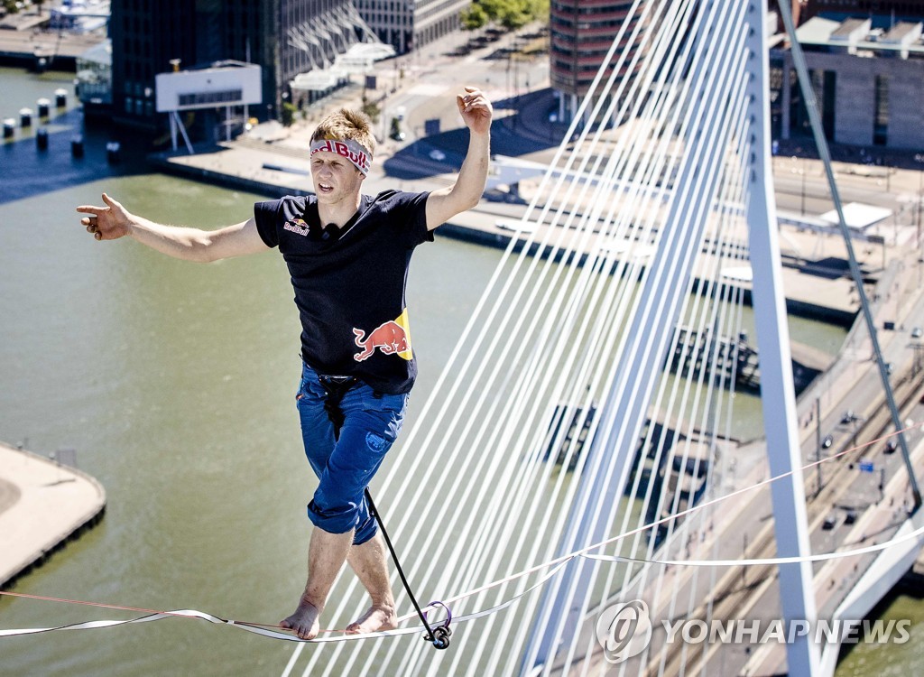 ′높이 188m 아찔한 줄타기′…로테르담 에라스무스 다리 위