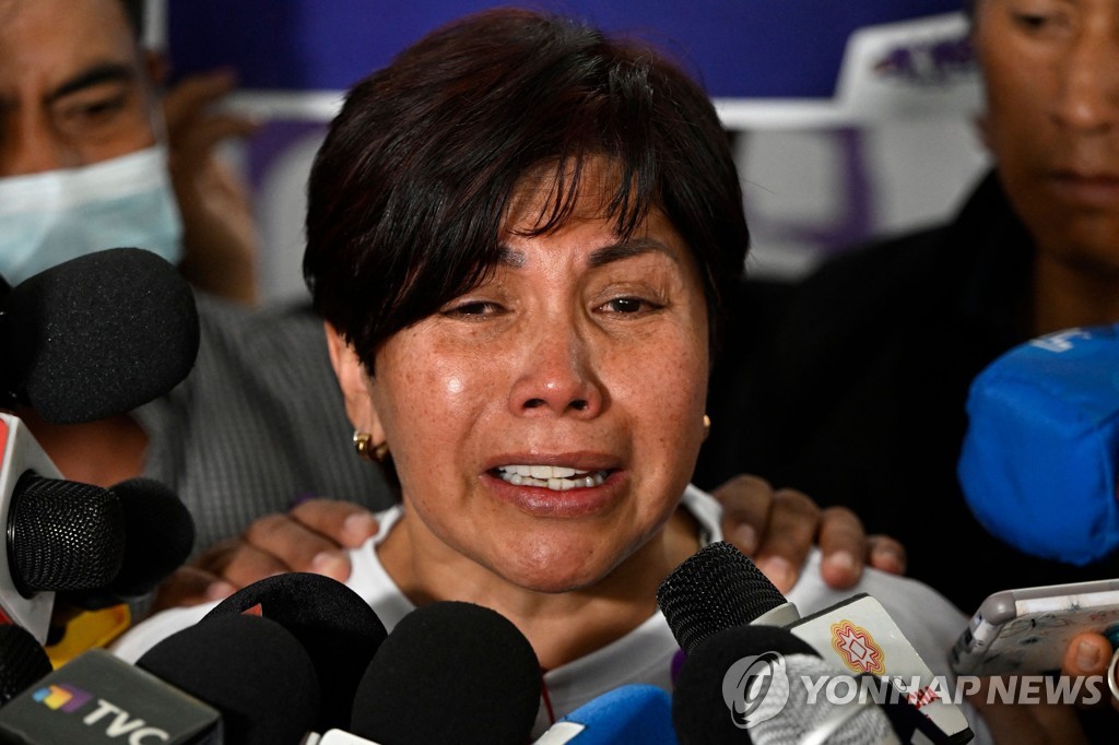 '에콰도르 여성 변호사 살해 사건' 오열하는 어머니