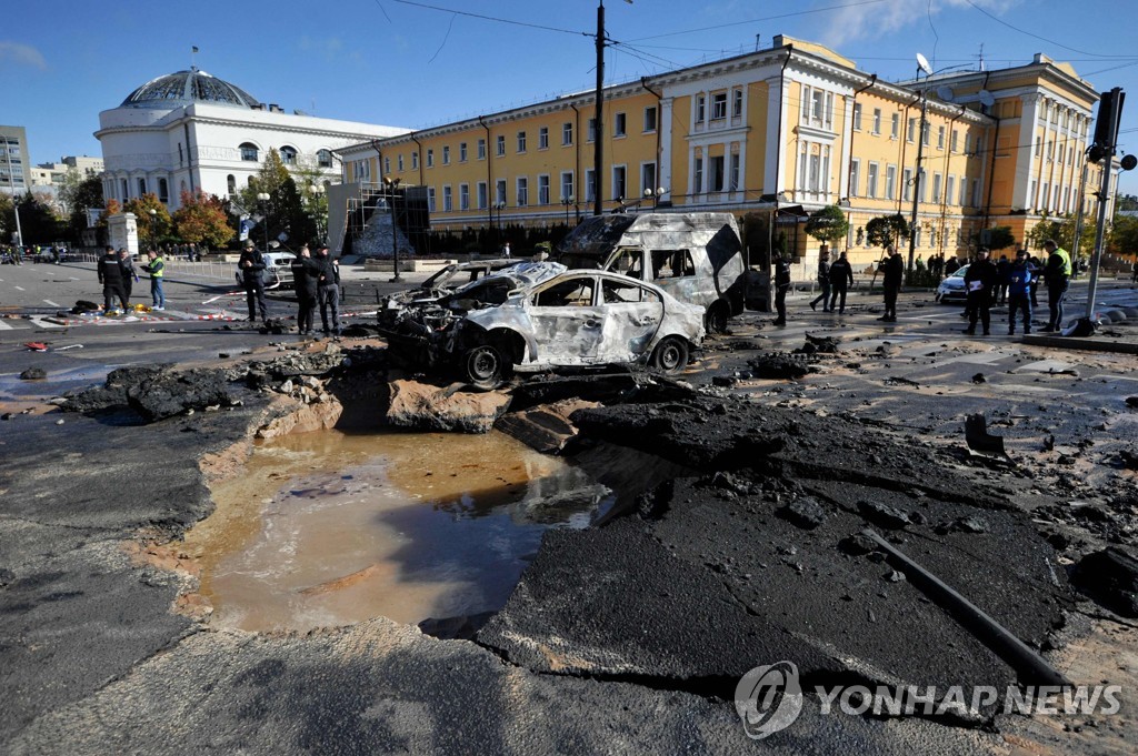 러시아군의 미사일 공격으로 파괴된 우크라이나 수도 키이우 도심