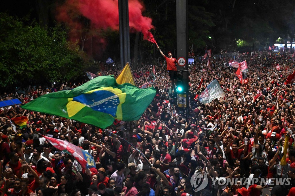 룰라 당선 축하 위해 모인 브라질 주민들
