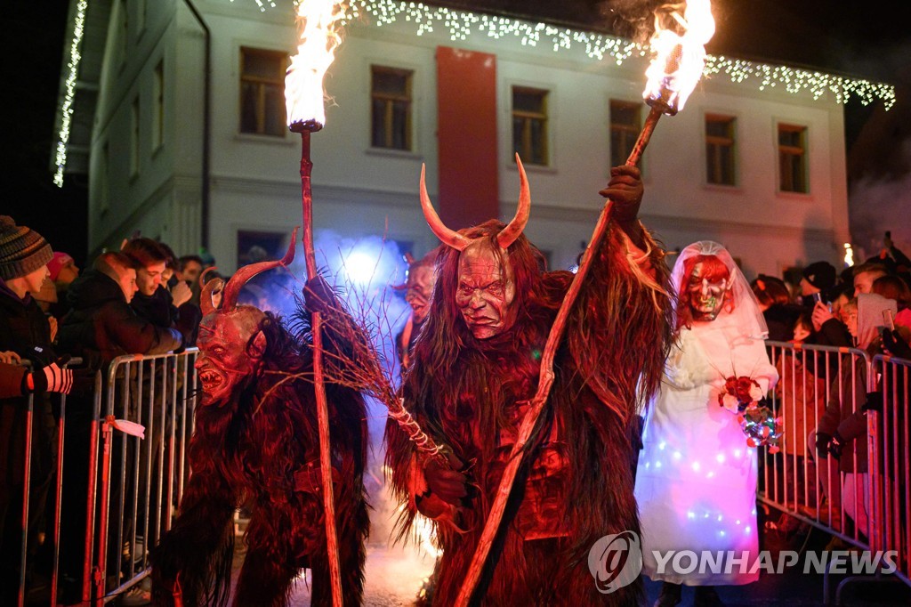 아이들을 벌주는 악마 '크램퍼스'…슬로베니아 크리스마스 시즌 전통 퍼러에드 