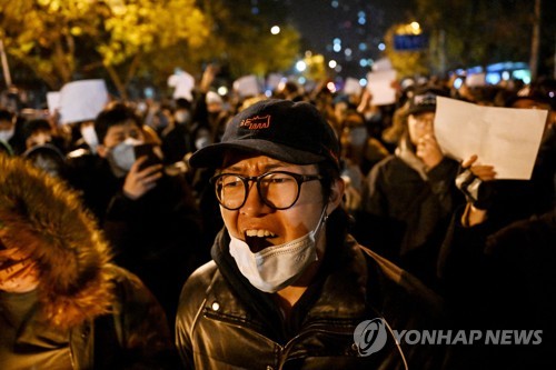 "시진핑 물러나라!" 中민심 폭발…제로코로나 반대 시위 확산세