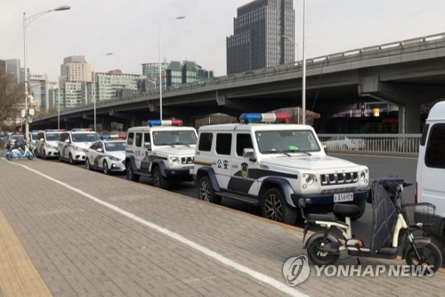 28일 중국 베이징 거리에 늘어선 경찰 차량