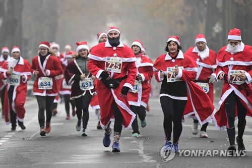 '산타클로스 달리기' …독일 베를린 인근 미헨도르프
