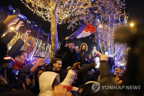 파리 샹젤리제 거리에서 프랑스의 월드컵 결승 진출을 축하하는 팬들