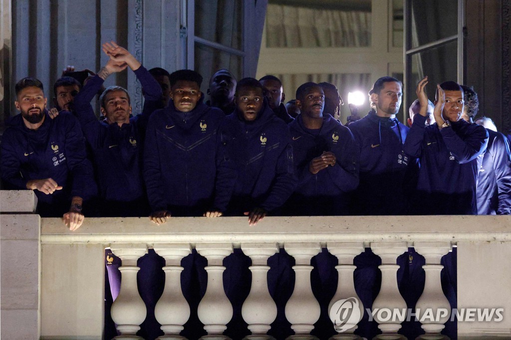 파리로 돌아와 팬들에게 인사하는 프랑스 축구 국가대표팀