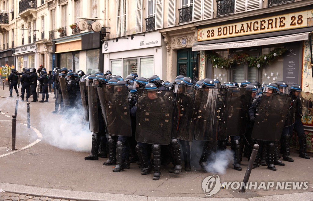 프랑스 파리에서 열린 연금개혁 반대 시위에 배치된 경찰