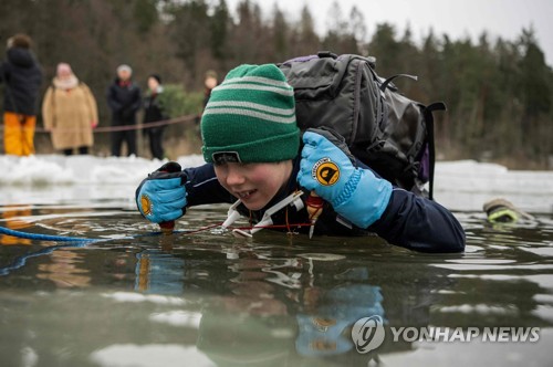 '위기 탈출 연습'…얼음 뚫기 훈련하는 스웨덴 학생들