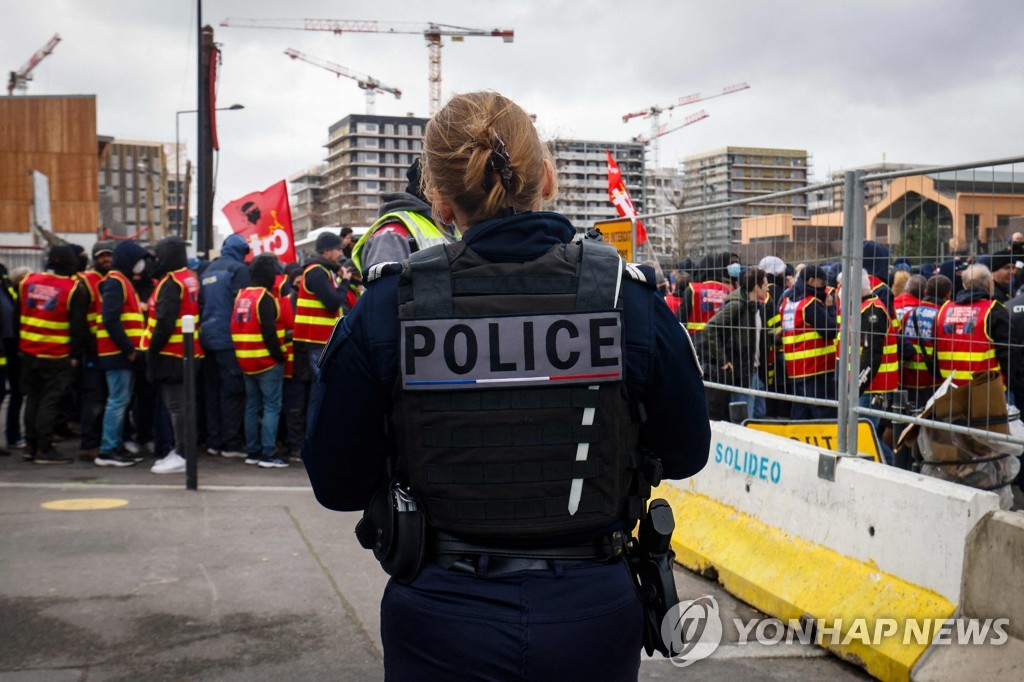 프랑스 연금개혁 반대 시위대를 바라보는 경찰