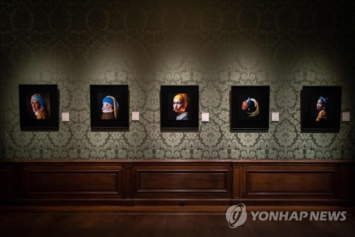 마우리츠하위스 미술관이 선정한 5개 작품. 판디컨의 AI 작품이 가운데에 놓여있다.