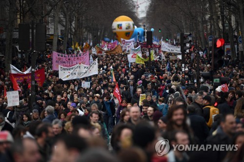 프랑스 연금개혁 반대 7차 시위…파리 길거리는 쓰레기 '무덤'