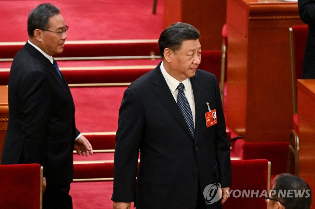 12일 전인대 회의 참석중인 시진핑과 리창