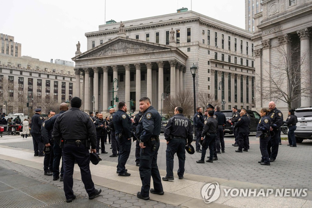 뉴욕시 맨해튼 형사법원과 맨해튼지검 청사 앞에 배치된 경찰관들