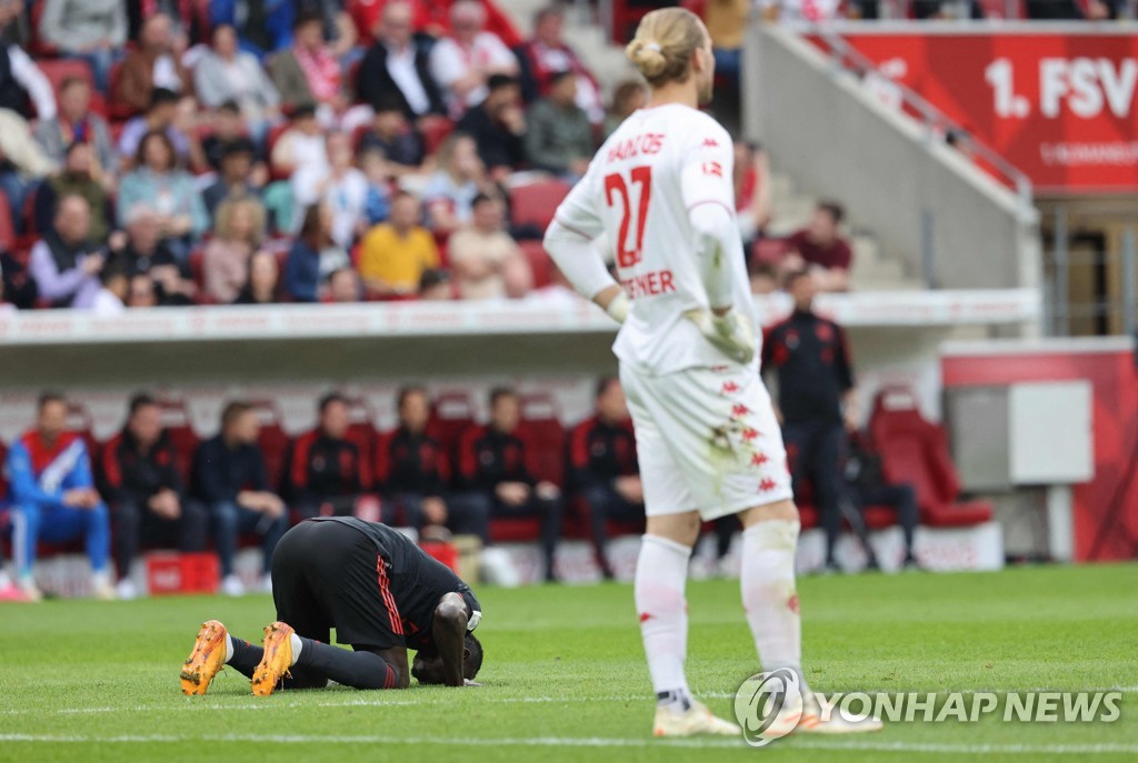 골 넣고 그라운드에 입 맞추는 마네