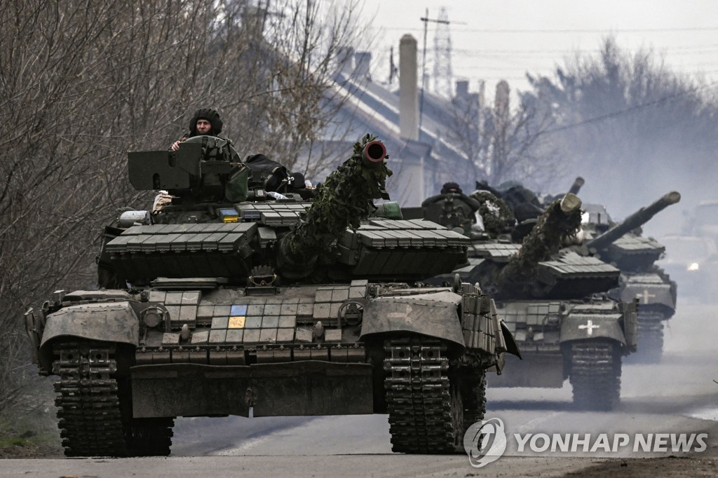 바흐무트 전선으로 이동하는 우크라이나군 T-64 전차들