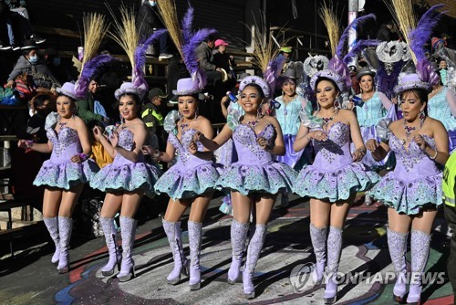 안데스 고원 볼리비아 전통 민속춤 축제 퍼레이드 