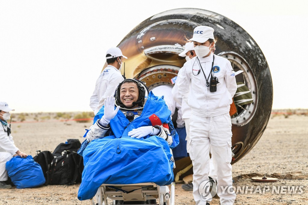 '무사귀환'…中 '선저우 15호' 귀환 캡슐 떠나는 우주비행사