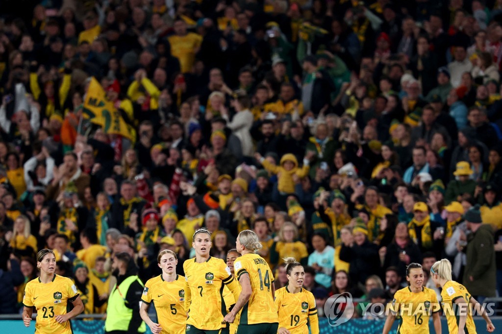 호주와 아일랜드의 월드컵 개막전 관중