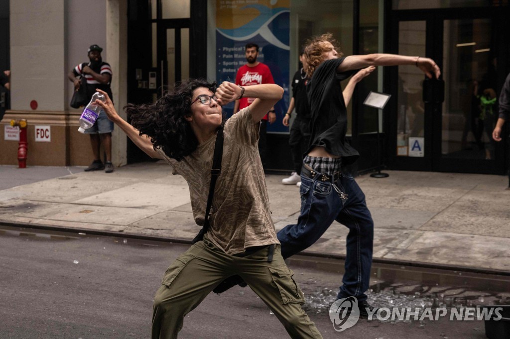 Riot in Manhattan: Car Attacked near Union Square