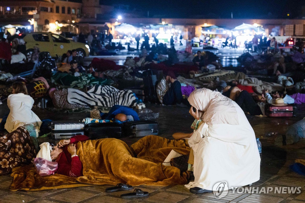 규모 6.8 강진이 닥친 북아프리카 모로코의 역사 도시 마라케시에서 주민들이 광장에 나와 밤을 지새는 모습.