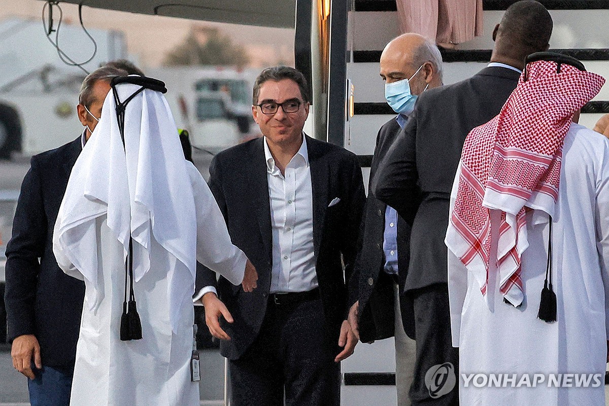 이란에서 풀려나 카타르 도하 공항에 도착한 미국인 수감자들