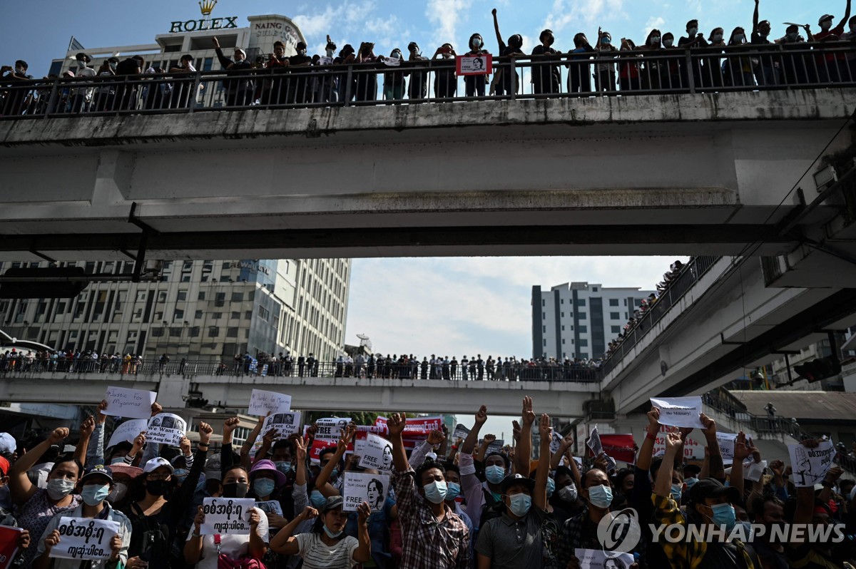 En esta foto de archivo de la AFP, los manifestantes se reúnen para manifestarse contra el golpe militar del 1 de febrero, en el centro de Yangon, Myanmar, el 8 de febrero de 2021. (FOTO NO A LA VENTA) (Yonhap)