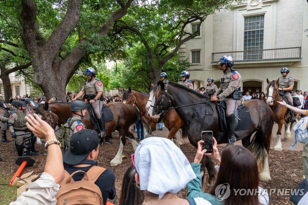 시위대 해산시키려 대학에 들어온 텍사스주 기마 경찰대