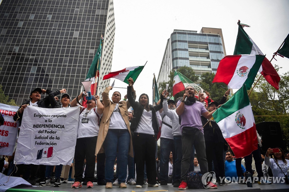 '사법부 개편안' 반대 시위하는 법관과 법원 직원들