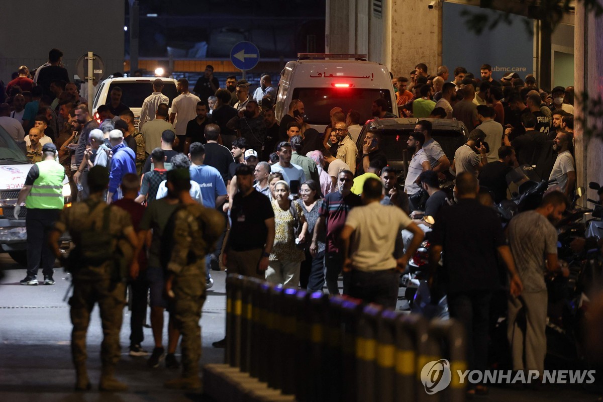 병원 앞에 모인 레바논 시민들