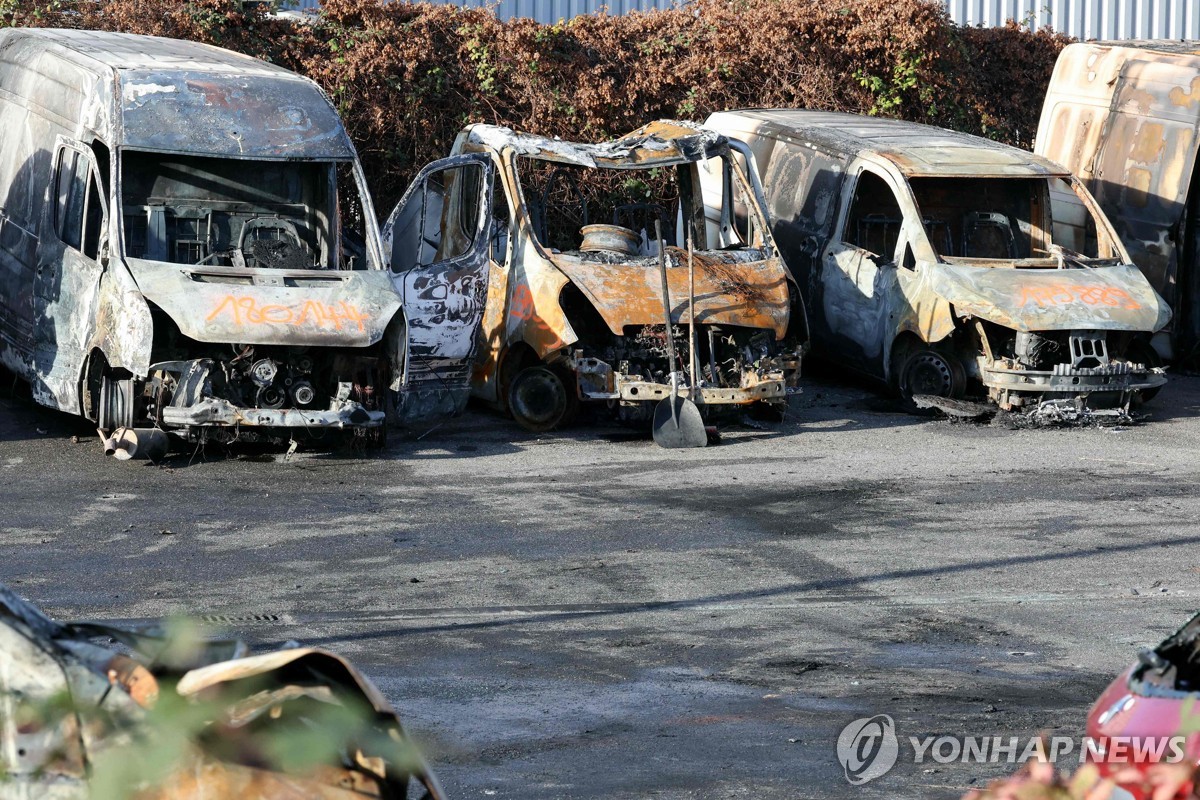 프랑스에서 새해 첫날 불에 탄 차량