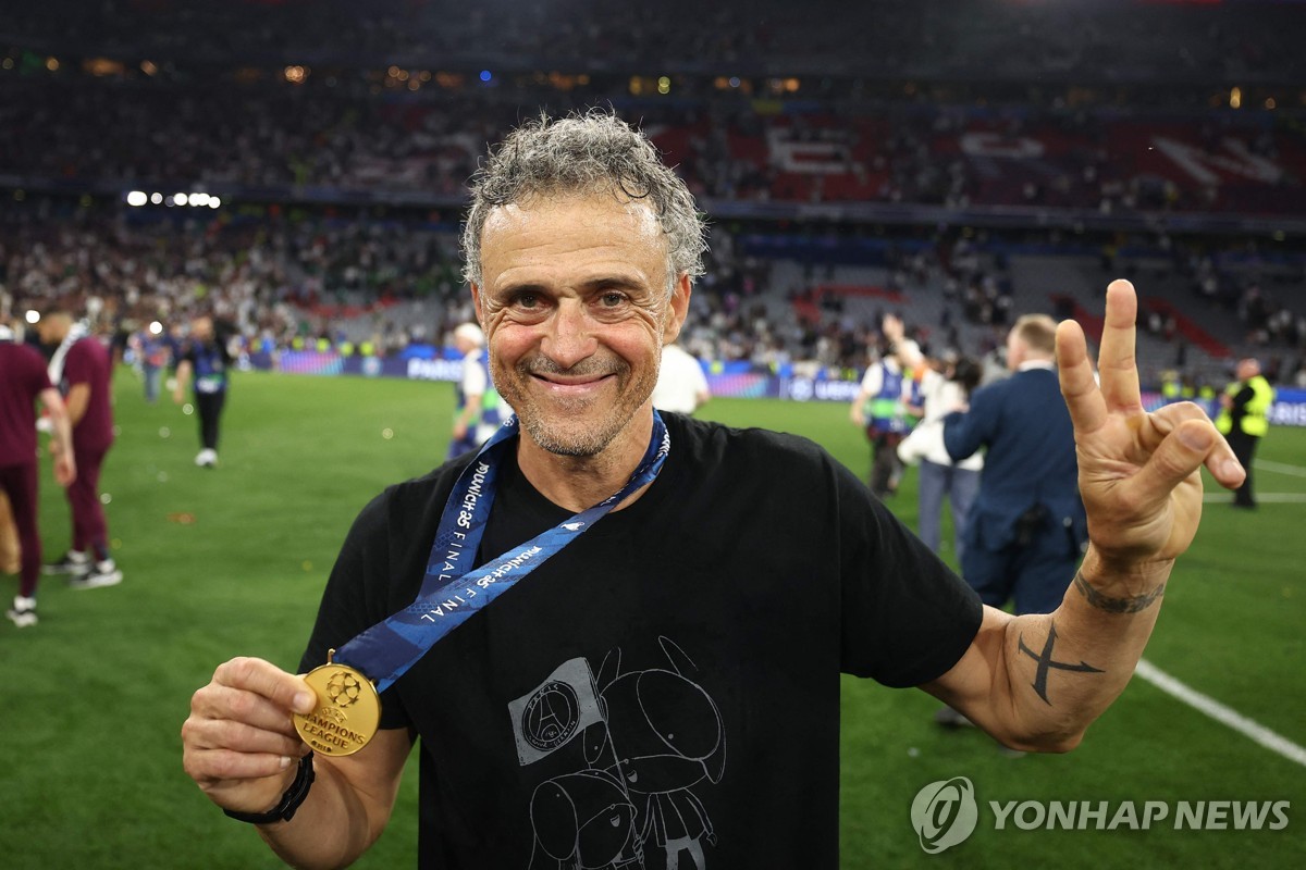 딸 기리는 티셔츠 입고 포즈 취하는 엔리케 감독