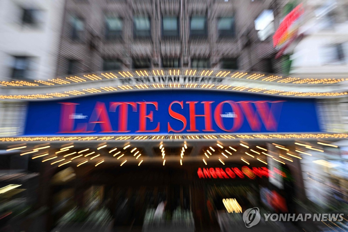 美작가조합 "CBS, 트럼프 환심사려 시사프로 폐지…조…