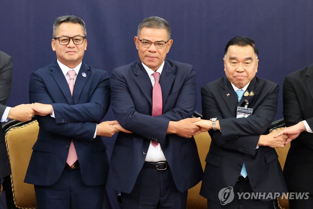 서로 손잡은 태국, 캄보디아, 말레이시아 대표들